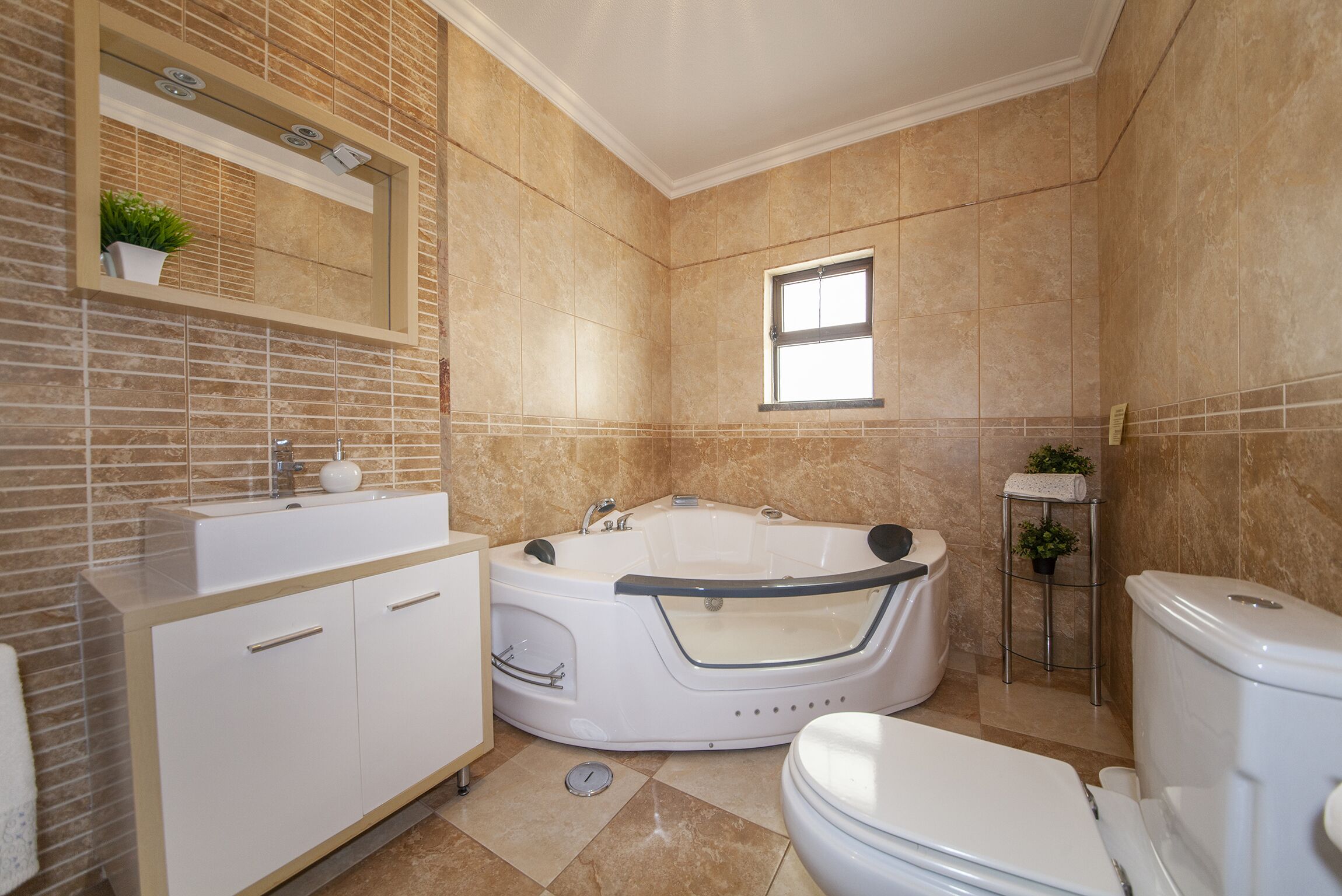 Jetted bathtub