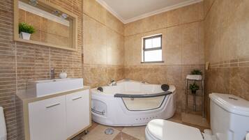 Jetted bathtub