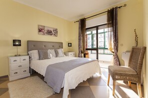 Leilighet, 2 soverom, sjøutsikt | 2 soverom, strykejern/-brett, barnesenger og wi-fi (inkludert)