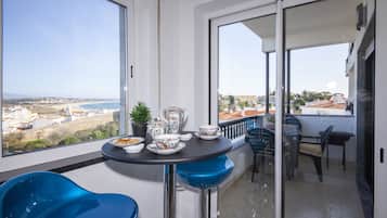 Departamento, 2 habitaciones, vista al mar | Área de sala de estar | Televisión de pantalla plana