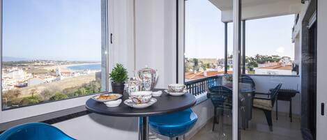 Appartamento, 2 camere da letto, vista mare | Area soggiorno | TV a schermo piatto