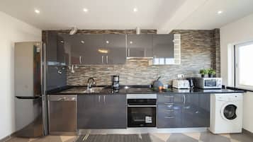 Refrigerador con freezer, microondas, placa de cocina, cafetera/tetera