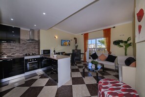 Apartment, 2 Schlafzimmer, Meerblick | Wohnbereich | Flachbildfernseher