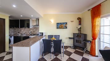 Appartamento, 2 camere da letto, vista mare | Pasti in camera