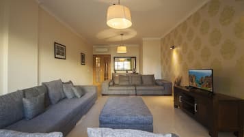 Appartement, 3 slaapkamers | Woonruimte | Een flatscreentelevisie