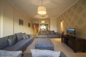 Căn hộ, 3 phòng ngủ | Khu phòng khách | TV màn hình phẳng