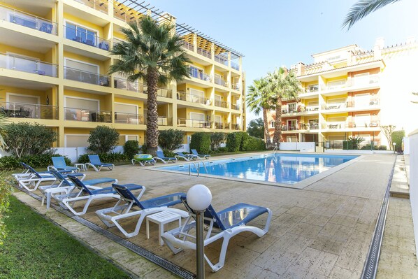Una piscina al aire libre