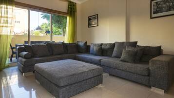 Appartement, 3 slaapkamers | Woonruimte | Flatscreentelevisie