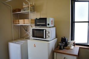 Estúdio conforto (202) | Cozinha privada | Geladeira, micro-ondas, cooktop, cafeteira/chaleira