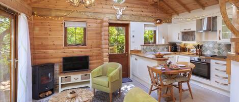 Ein gemütliches Blockhaus-Interieur mit Wohnbereich, Essbereich und Küche.