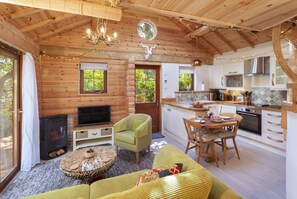 奢华小屋, 海景 | 起居区 | 32-英寸智能电视（配备卫星频道）、电视、加热地板