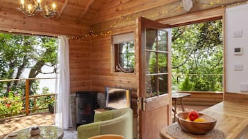 Cabana superluxo, vista para o mar | Área de estar | Smart TV 32 polegadas com canais via satélite, TV, pisos aquecidos