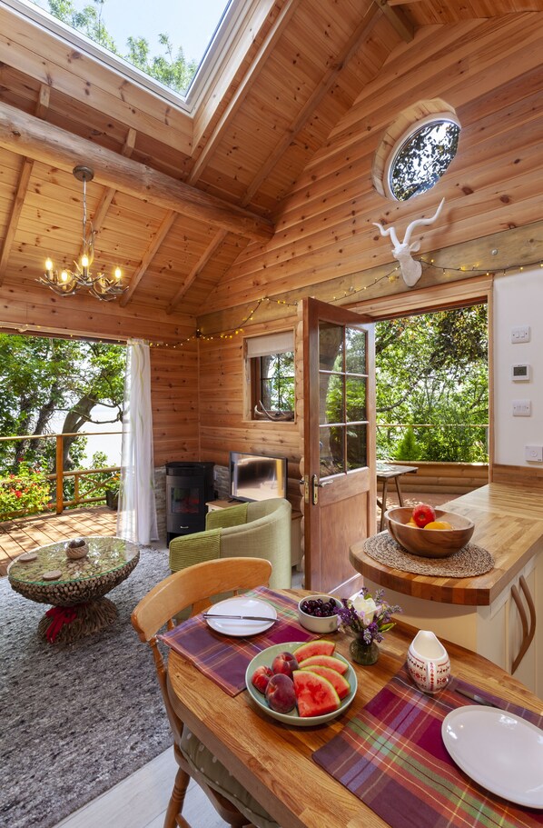 Baita Luxury, vista mare | Area soggiorno | Smart TV 32 pollici con canali satellitari, TV, pavimenti riscaldati