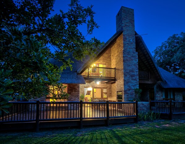 Front of property – evening/night - Cambalala Kruger Park Lodge (Mbombela)