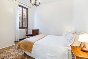 3 habitaciones, escritorio, tabla de planchar con plancha y wifi