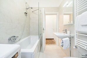 Ensemble baignoire-douche, séchoir à cheveux, bidet, serviettes fournies