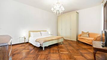 3 Schlafzimmer, Schreibtisch, Bügeleisen/Bügelbrett, WLAN