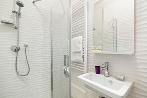 Ensemble douche/baignoire, sèche-cheveux, bidet, serviettes fournies