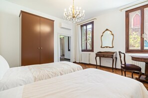 3 bedrooms, desk, iron/ironing board, WiFi