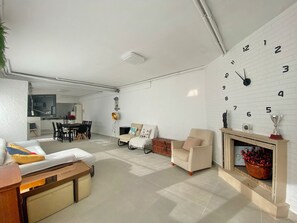 Téléviseur, foyer, lecteur de DVD