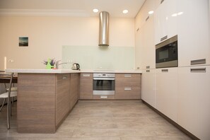 Réfrigérateur, micro-ondes, bouilloire électrique