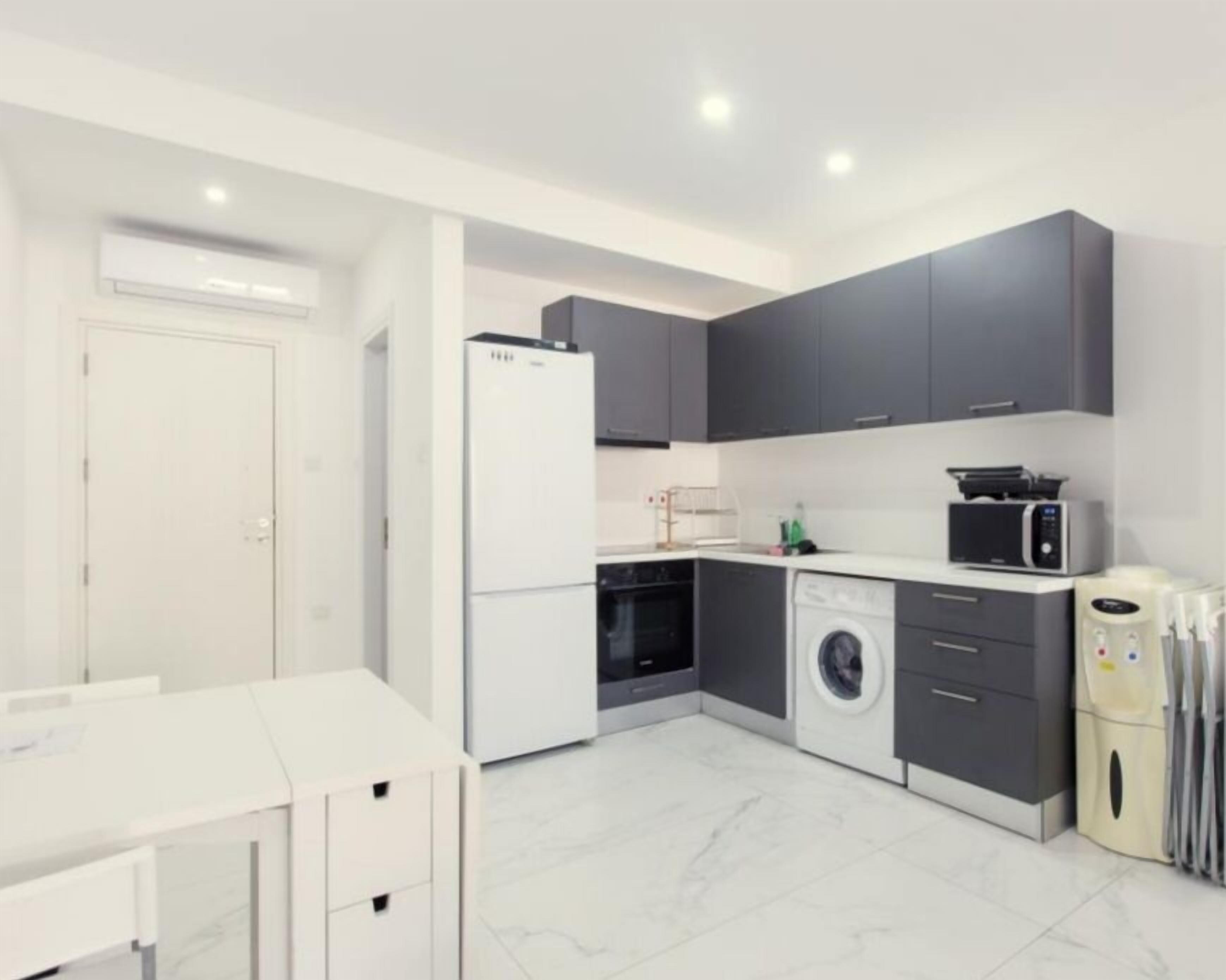 Microondas, utensilios de cocina y toallas de papel 