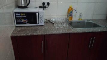 Jääkaappi, mikroaaltouuni, liesi, vedenkeitin