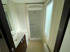 Classic Mobile Home | Bathroom | Shower, hair dryer - Camping du Petit Pont (Arvert)