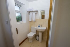 Familie studio | Badkamer | Een douche, gratis toiletartikelen, handdoeken