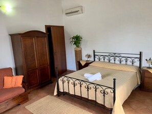 Familierom | Sengetøy av topp kvalitet, dundyner, skrivebord og lydisolert