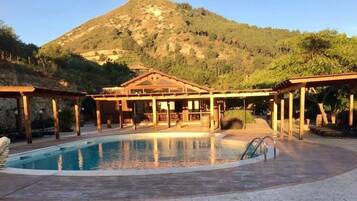 AuĂenpool (je nach Saison geöffnet), Sonnenschirme, LiegestĂŒhle