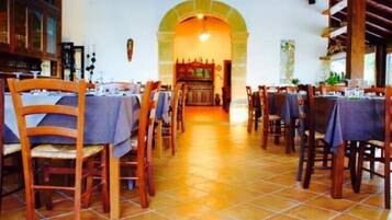 Mittagessen, Abendessen, lokale KĂŒche, Blick auf den Garten