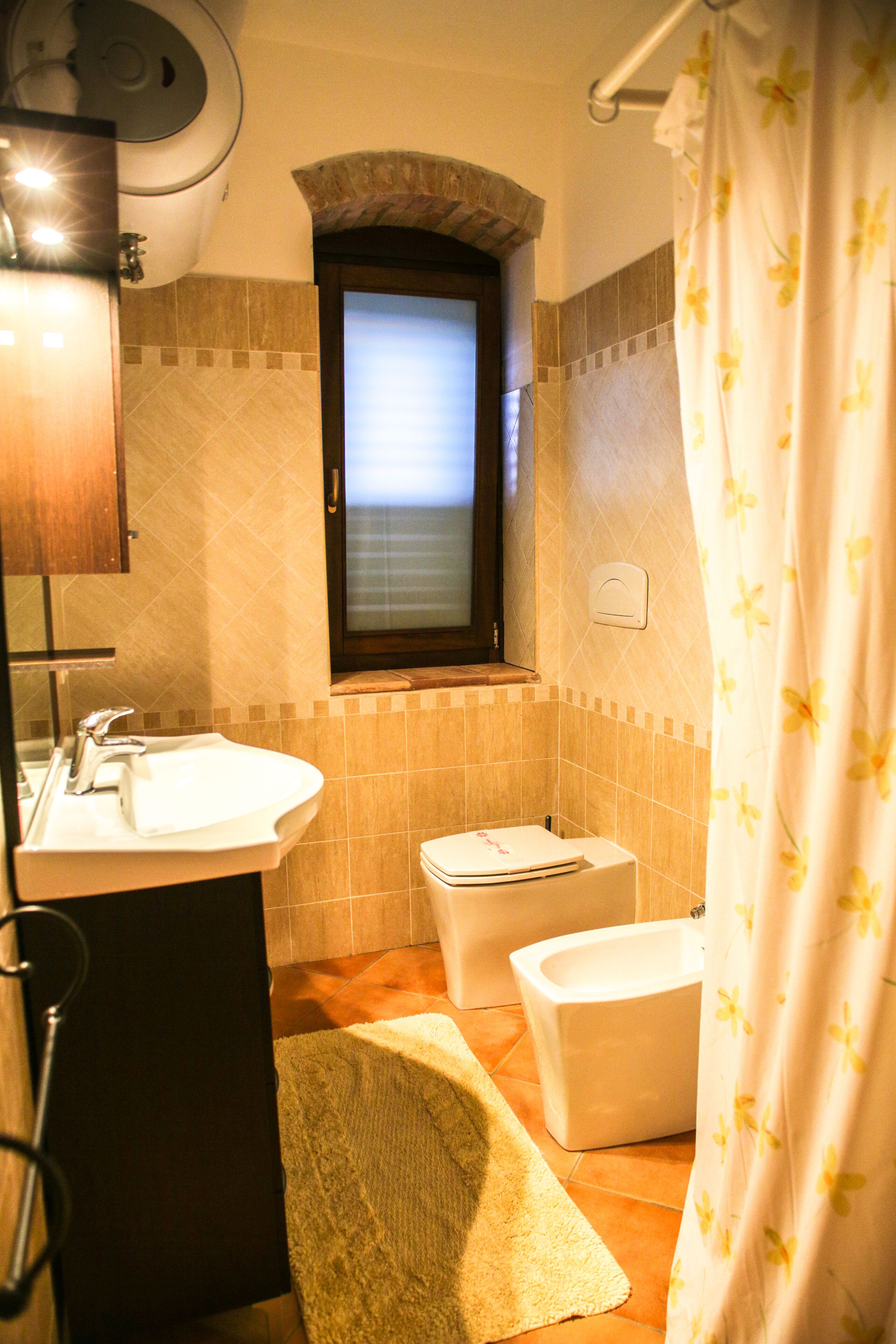 Ein Badezimmer mit Waschbecken, Toilette und Badewanne.