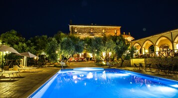 Una piscina al aire libre de temporada
