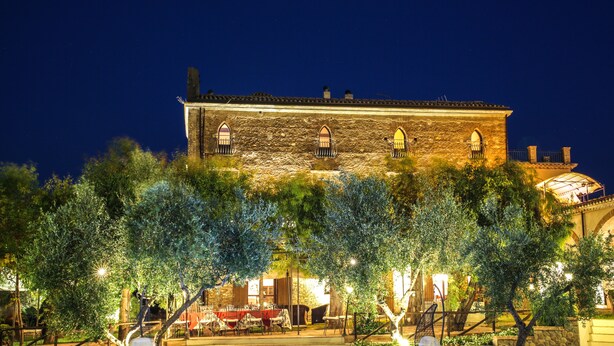 A historic building with a courtyard, outdoor seating, and a swimming pool. - Masseria Mazzei Le Colline del Gelso (Corigliano-Rossano)
