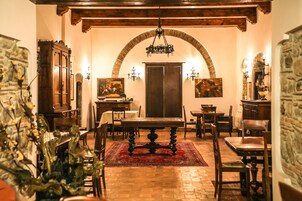 供应午餐和晚餐，地方菜