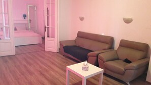 Panoramic Penthouse | Living room | 140-cm plasma TV with digital channels, TV, Netflix - The Penthouse Above Old Town Victoria (Bucharest)