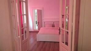 Panoramic Penthouse | 1 bedroom, Egyptian cotton sheets, premium bedding, memory-foam beds - The Penthouse Above Old Town Victoria (Bucharest)