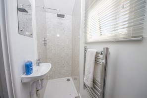 Senior Cabin | Bathroom