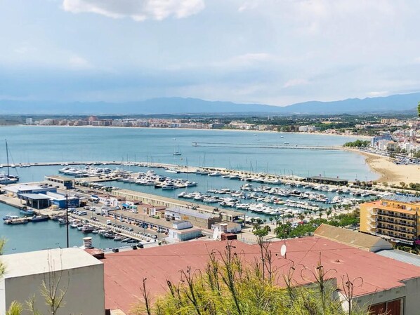 Marina - Apartment with excellent sea and harbor views (Roses)