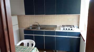 Bungalow | Bếp nhỏ riêng | Tủ lạnh, máy rửa bát, dụng cụ nấu nướng/bát dĩa/dao nĩa