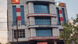 Un immeuble à plusieurs étages portant l’enseigne « Venkateshwara Mitra Residency ».