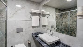 Een kluis op de kamer, een laptopwerkplek, gratis wifi, beddengoed