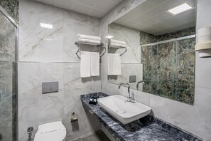 Zimmersafe, laptopgeeigneter Arbeitsplatz, kostenloses WLAN, Bettwäsche