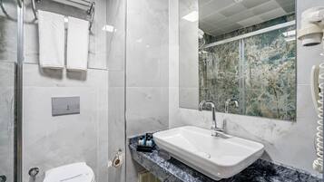 Dusche, Haartrockner, Hausschuhe, Handtücher