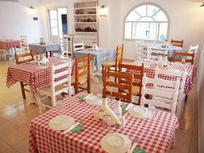 Πρωινό σε μπουφέ καθημερινά (5 EUR/άτομο)