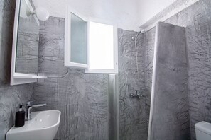 Shower, free toiletries, hair dryer, towels - Carlos Pension (Santorini)