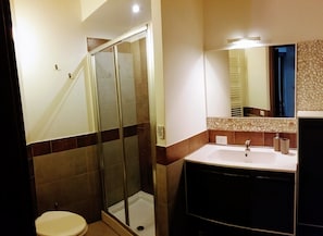 Chuveiro, secador de cabelo, bidê, toalhas de banho