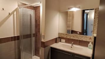 Douche, sĂšche-cheveux, bidet, serviettes fournies