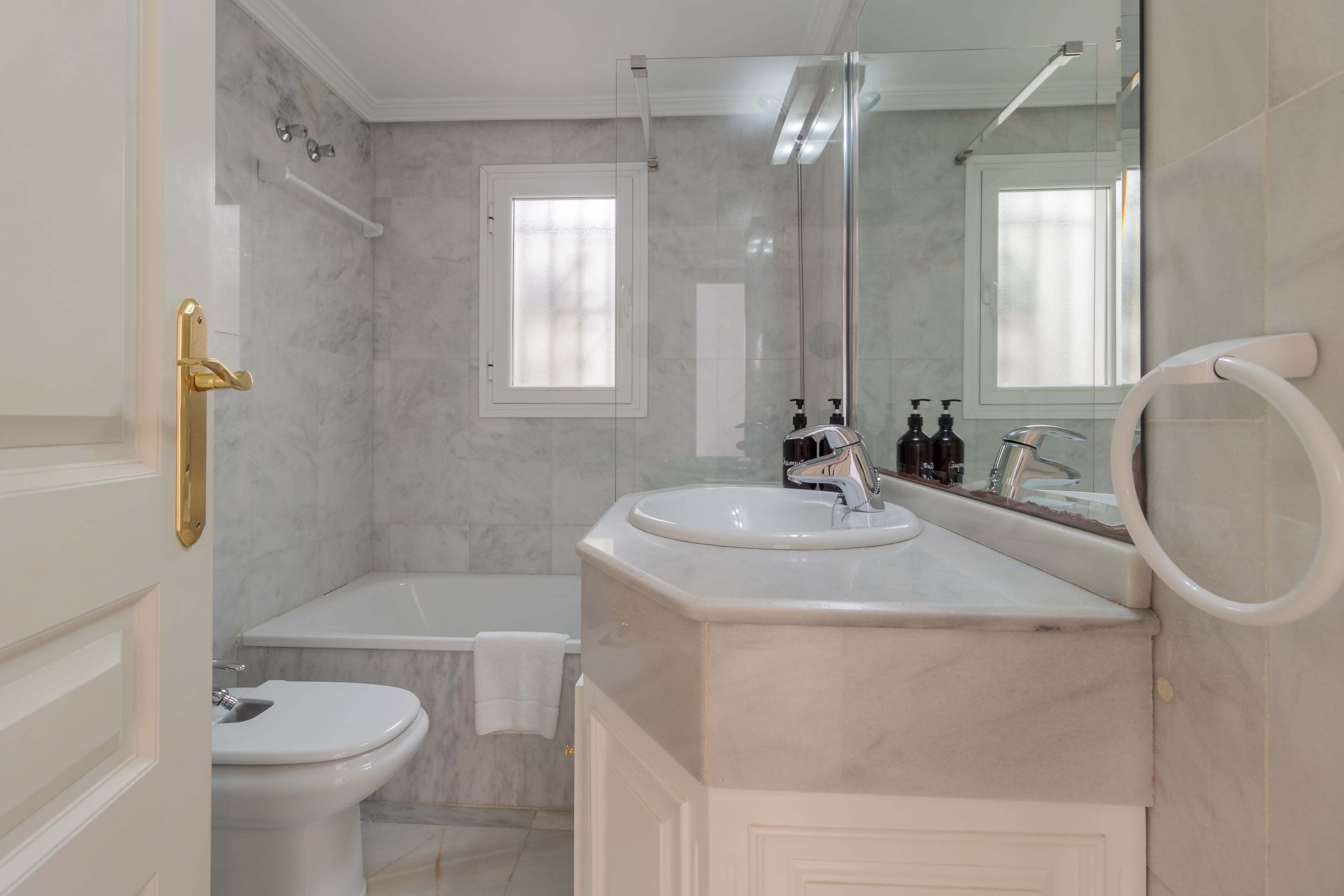 Ein Badezimmer mit Toilette, Waschbecken und Badewanne.